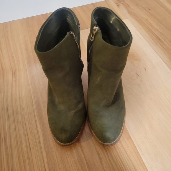 EUC Green suede heels - Picture 2 of 6